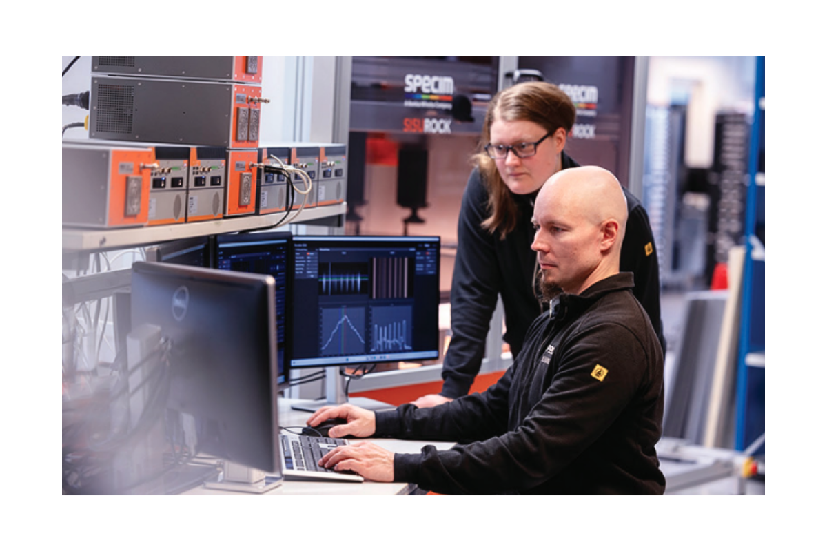 People analyzing data on a computer coming from sisurock workstation